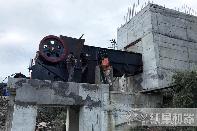 大型鱷式碎石機(jī)設(shè)備不同、型號不同、報價不同