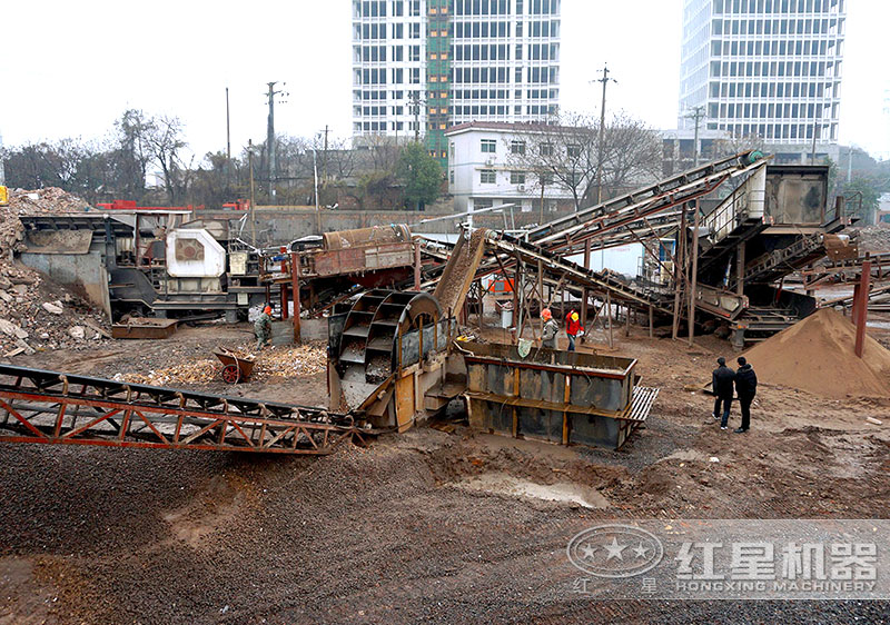 建筑垃圾制沙現(xiàn)場，配置車載制沙機(jī)